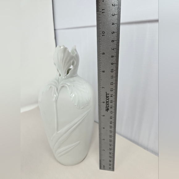 Franz All White Unpainted Iris Flower Vase Sculpted Neck Matte & Glossy Timeless - Picture 7 of 9